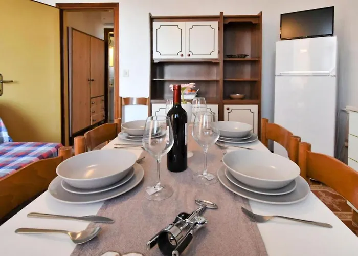 Apartamento Pleasant Seaside Flat In *