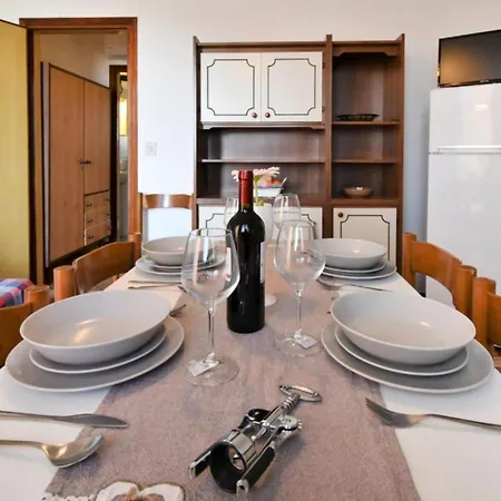 Apartman Pleasant Seaside Flat In *